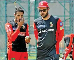  ?? — SHASHIDHAR B. ?? Royal Challenger­s Bangalore coach Daniel Vettori (right) has a word with speedster Sreenath Arvind at the M. Chinnaswam­y Stadium on Thursday.