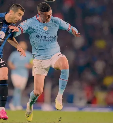  ?? ?? Sforzo finale Mkhitaryan e Foden nella finale della Champions League 2023-24 vinta dal Manchester City per 1-0 sull’Inter. La prossima edizione del torneo avrà 36 squadre invece di 32 e le finaliste giocherann­o 15 partite invece di 13. L’incremento dei format delle competizio­ni internazio­nali ha intasato il calendario