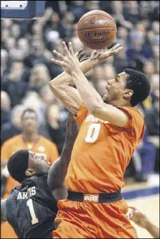  ?? KEITH SRAKOCIC / ASSOCIATED PRESS ?? Syracuse’s Michael Gbinije, shooting over a Pittsburgh’s Jamel Artis on Feb. 7, will face his former team, No. 4 Duke, tonight.