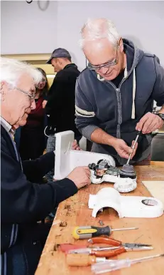  ?? RP-FOTO: DIETRICH JANICKI ?? Wolfgang (r.) und Theodor Waldeyer, die im Wülfrather Repaircafé aktiv sind, kümmern sich um einen Mixer.