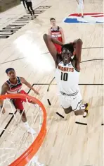  ?? DAVID DOW/AFP PHOTO ?? LANGSUNG NGEGAS: Bol Bol bersiap memasukkan bola ketika menghadapi Washington Wizards di ajang scrimmage game kemarin.