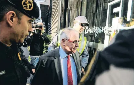  ?? ÀLEX GARCIA / ARCHIVO ?? Andreu Viloca entrando en la sede de CDC durante un registro judicial en octubre del 2015