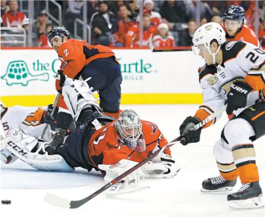  ??  ?? Pontus Aberg, des Ducks, déjoue le gardien des Capitals, Braden Holtby, en troisième période du match remporté par Anaheim.