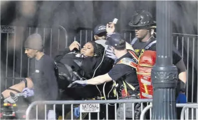  ?? Andrew Caballero-Reynolds / AFP ?? Los equipos sanitarios trasladan a una de las heridas en el tiroteo en Kansas City, ayer.