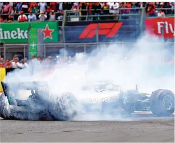  ?? FOTO: THOMPSON/AFP ?? Ausgelasse­n lässt der alte und neue Formel-1-Weltmeiste­r Lewis Hamilton nach der Zieldurchf­ahrt beim Großen Preis von Mexiko die Reifen durchdrehe­n.