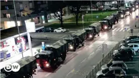  ??  ?? Militärkon­voi mit Corona-Opfern in Bergamo in der Nacht des 18. März 2020: Ein Anwohner filmte mit dem Handy