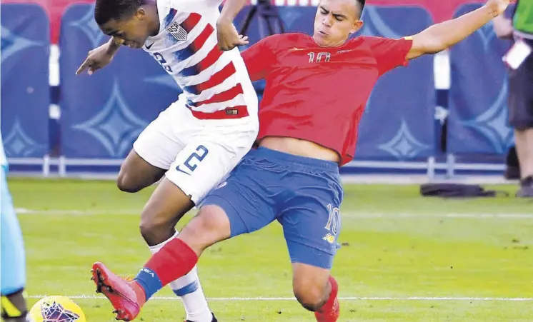  ?? AP ?? Rándall Leal lucha por la pelota contra Reggie Cannon durante un partido de fogueo entre Estados Unidos y Costa Rica.