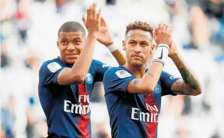  ?? CHRISTIAN HARTMANN/REUTERS-25/8/2018 ?? Aplausos. Os atacantes Mbappé e Neymar cumpriment­am torcedores após final de partida no Parque dos Príncipes