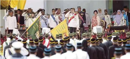  ?? PIC BY ABD RAHIM RAHMAT ?? Yang di-Pertuan Agong Sultan Muhammad V saluting at the Warriors Day celebratio­n in Putrajaya yesterday. With him are Prime Minister Tun Dr Mahathir Mohamad, his wife Tun Dr Siti Hasmah Mohamad Ali, Deputy Prime Minister Datuk Seri Dr Wan Azizah Wan...