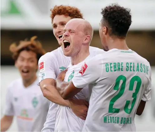  ?? Foto: dpa/Friedemann Vogel ?? Bremen kann wieder jubeln und hoffen: Nach dem Sieg in Paderborn trennen Werder nur noch drei Punkte vom Nichtabsti­egsplatz.