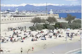  ?? (Photos Frantz Bouton) ?? Au cap d’Antibes, le si joli contraste de ce départemen­t : être au bord de la mer et admirer les sommets enneigés.