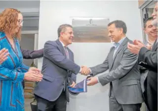  ?? // JCCM ?? Page saluda al alcalde de Albacete en el nuevo centro inaugurado
