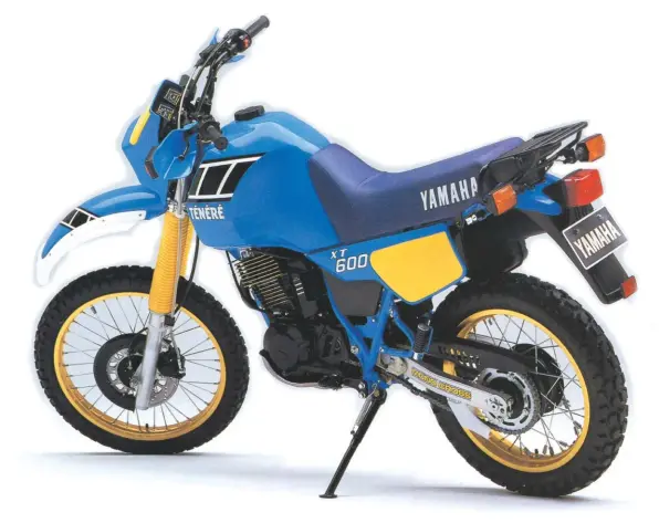  ??  ?? En bleu « Sonauto » ou en blanc façon YZ de l’époque, la Yamaha XT 600 évoque les grands espaces.