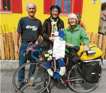  ?? Foto: Wolfgang Frey ?? Fahrrad-Freunde unter sich: Wolfgang Frey (links) und Sylvia Adam (rechts) begrüßten vor Kurzem Rima Chai, die auf dem Weg von London nach Triest (Italien) in Mindelheim Rast machte.