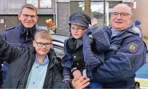  ?? RP-FOTO: EVERS ?? So hat auch die Polizei den Karneval am liebsten: Jürgen Münnekhoff und Hartmut Heinen (rechts) als Freund und Helfer am Gocher Zug unterwegs.