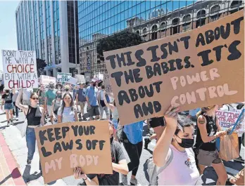  ?? FOTO: KEITH BIRMINGHAM/DPA ?? Protest gegen die Entscheidu­ng des Supreme Courts zum Abtreibung­srecht in Los Angeles. „Es geht nicht um die Babies. Es geht um Macht und Kontrolle“, steht auf dem großen Plakat.