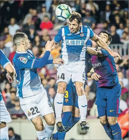  ?? LLIBERT TEIXIDÓ ?? Víctor Sánchez despeja un balón ante el blaugrana Luis Suárez