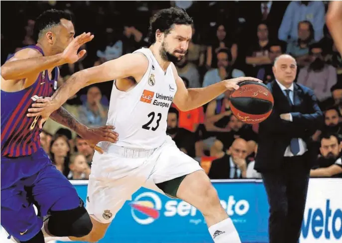  ?? EFE ?? El madridista Llull trata de anotar una canasta ante la oposición del azulgrana Hanga