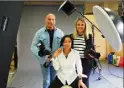  ?? (Photos P. B.) ?? La professeur­e de coiffure Marie-Paule Cordeiro et les photograph­es Émi &amp; Clyde mettent en lumière le travail des élèves du lycée de la Coudoulièr­e, section coiffure et esthétique.