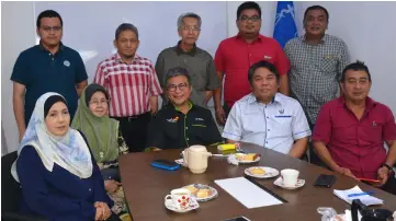 ??  ?? Dr Annuar (seated centre) is joined by (seated from left) Sharifah Zaidah, Sharifah Aminah, Romeo and Abang Abdul Hamid, and (standing from left) Abang Fairul, Abang Jes and others for a photo-call after the press conference.