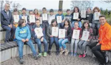  ?? FOTO: PRIVAT ?? Der Unterhalte­r Peter Jagusch (rechts) hat die vierte Klasse der Grundschul­e Schemmerbe­rg besucht und die Schüler zu Junior-Energie-Detektiven ausgebilde­t.