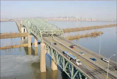  ?? SCOTT LINSTEAD THE GAZETTE ?? THE BUSIEST SPAN IN THE COUNTRY. The federal government says it will replace the Champlain Bridge connecting Montreal and the South Shore. The bridge serves roughly 160,000 users daily.