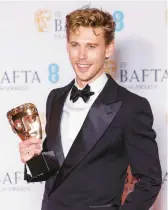  ?? VIANNEY LE CAER/INVISION ?? Austin Butler holds the trophy for best actor Sunday at the British Academy Film Awards.