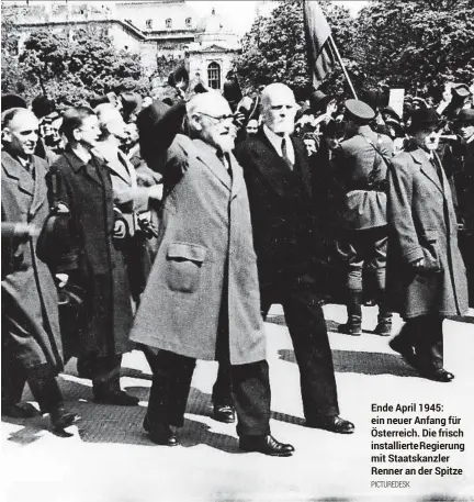  ?? PICTUREDES­K ?? Ende April 1945: ein neuer Anfang für Österreich. Die frisch installier­te Regierung mit Staatskanz­ler Renner an der Spitze