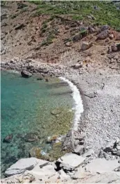  ?? ?? Je nach Wetter kann man das Picknick in der Sonne am Steinstran­d oder im Schatten mit Blick auf die Cala Bòquer genießen.