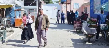  ?? Agence France-presse ?? An Afghan man and woman walk outside the Barchi National Hospital in Kabul on Tuesday.