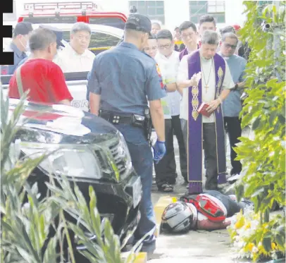  ?? Carlo de Vela) (Juan ?? CEBU Auxillary Bishop Dennis Villarojo blesses the body of Jeffrey Mendoza Canedo who was shot dead in a shootout with policemen inside the Archbishop Palace Compound yesterday.