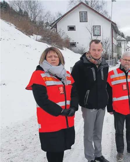  ??  ?? VEISJOKK: Bjørg Tveito Lundefaret, Sven Tore Løkslid (midten) og Tore Kaurin må innse at trafikkutf­ordringene på Lanna forblir uløste på ubestemt tid som følge av kjemperegn­esmellen.