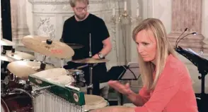  ??  ?? Percussion­istin Ellen Mayer und Schlagzeug­er Tom Höpfner im instrument­alen Zwiegesprä­ch.