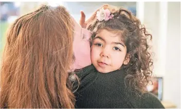  ?? FOTO: VOLKER HEROLD ?? Elif mit ihrer Mutter Gülay Aydemir.