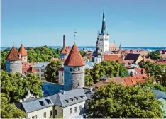  ?? Foto: dpa ?? Estlands mittelalte­rliche Hauptstadt zieht viele Besucher an. Wegen des sowjetisch­en Erbes der Stadt kommen die wenigsten.