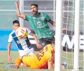  ?? DIARIO DE CUYO ?? Grito de gol. Denning celebra el segundo de San Martín.