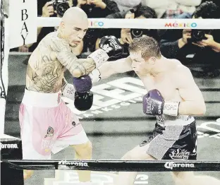  ??  ?? En el 2015, Saúl ‘Canelo’ Álvarez (derecha) y Miguel Cotto protagoniz­aron otro capítulo de la rivalidad entre México y Puerto Rico.