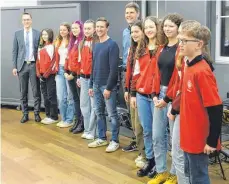  ?? ?? Für seine Erfolge bei „Jugend musiziert“wurde Janis Stork von Bürgermeis­ter Achim Gaus ausgezeich­net (Bild links). Das Bild rechts zeigt die von der Stadt Erbach geehrten Sportlerin­nen und Sportler.