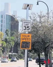  ?? CARL JUSTE cjuste@miamiheral­d.com ?? Speed limit signs along Biscayne Boulevard, where crosswalk signals are frequently broken or run over by cars.