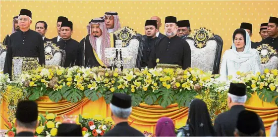  ?? — Bernama ?? Royal dinner: Sultan Muhammad V hosting the state banquet in King Salman’s honour at Istana Negara. With them are Najib and his wife Datin Seri Rosmah Mansor.