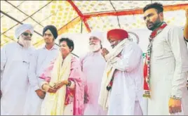  ?? MANOJ DHAKA/HT ?? ■ Former INLD MP Charanjeet Singh Rori joining the Congress in the presence of party's Haryana chief Kumari Selja in Sirsa on Tuesday.