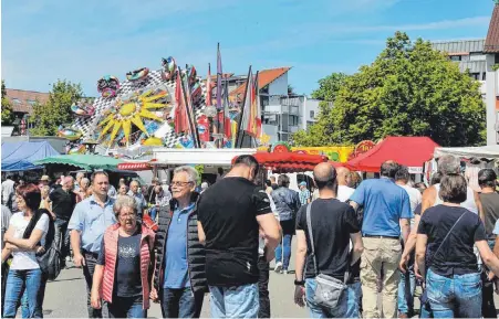 ?? FOTOS: RALF PFRUENDER ?? Der Pfingstmar­kt hat seine Fans in der ganzen Region. Am Montag war der Andrang riesig.