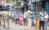  ?? SATYABRATA TRIPATHY/HT PHOTO ?? Heavy police security at Mumbai’s Dharavi as the civic body declared n
it a containmen­t zone on Friday.