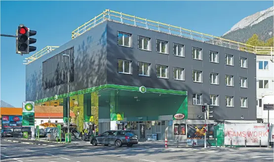  ??  ?? Drei Stockwerke Studentenh­eim und eine Tankstelle: Das Konzept wurde vor kurzem rechtzeiti­g für das Winterseme­ster in Innsbruck umgesetzt.