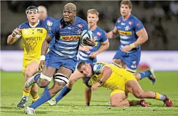  ?? /Ryan Wilkisky/BackpagePi­x ?? Knocking on the Bok door: Stormers loose forward Hacjivah Dayimani breaks with the ball during a recent United Rugby Championsh­ip match against Zebre in Stellenbos­ch.