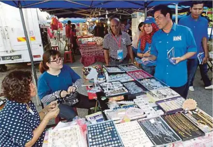  ?? PIC BY FARIZUL HAFIZ AWANG ?? Indera Mahkota Barisan Nasional parliament­ary seat candidate Datuk Dr Johan Mat Sah (second from right) meeting traders in Bukit Sekilau, Kuantan, recently.