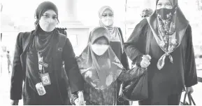  ?? — Gambar Bernama ?? SESI PENGECAMAN: Bella (tengah) hadir di Mahkamah Sesyen Kuala Lumpur semalam untuk sesi pengecaman oleh tiga saksi dalam perbicaraa­n kes Siti Bainun yang didakwa mengabai dan menganiaya­nya.