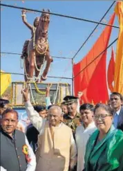  ?? HT PHOTO ?? Governor Kalyan Singh and CM Vasundhara Raje unveil the statue of Maharani Avanti Bai Lodha in Manohartha­na town of Jhalawar on Wednesday.