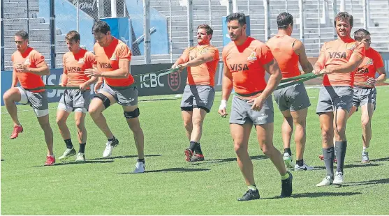  ?? Villarpres­s ?? Tuculet, Bertranou, Petti, Montoya, Ortega Desio y Hernández, entre otros, durante el Captains Run, en Vélez