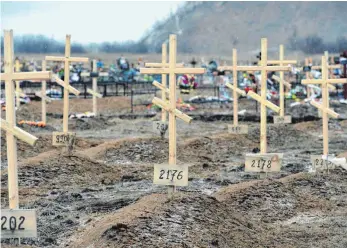  ?? FOTO: AFP ?? Gräber der gefallenen Separatist­enkämpfer in der ostukraini­schen Metropole Donezk. Deutschlan­d ist weiterhin als Vermittler bei der Suche nach einer Friedenslö­sung für die Ukraine gefragt.